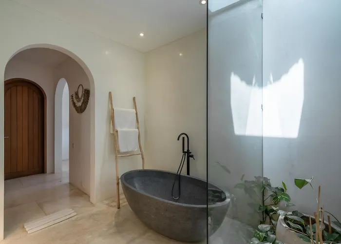 Eliad - Charming 3 Bedroom Mediterranean In Berawa Villa *