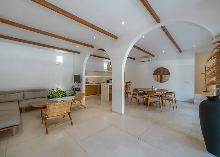 Eliad - Charming 3 Bedroom Mediterranean In Berawa Canggu